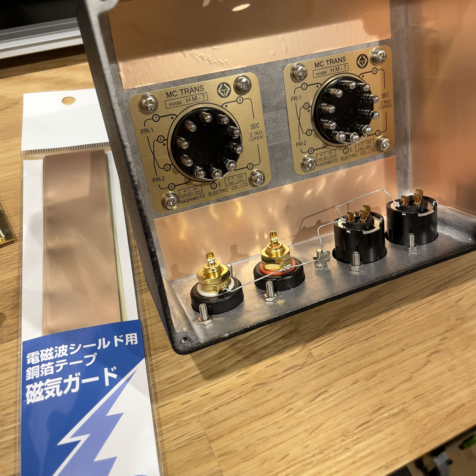 電磁波シールド用銅箔テープを貼る