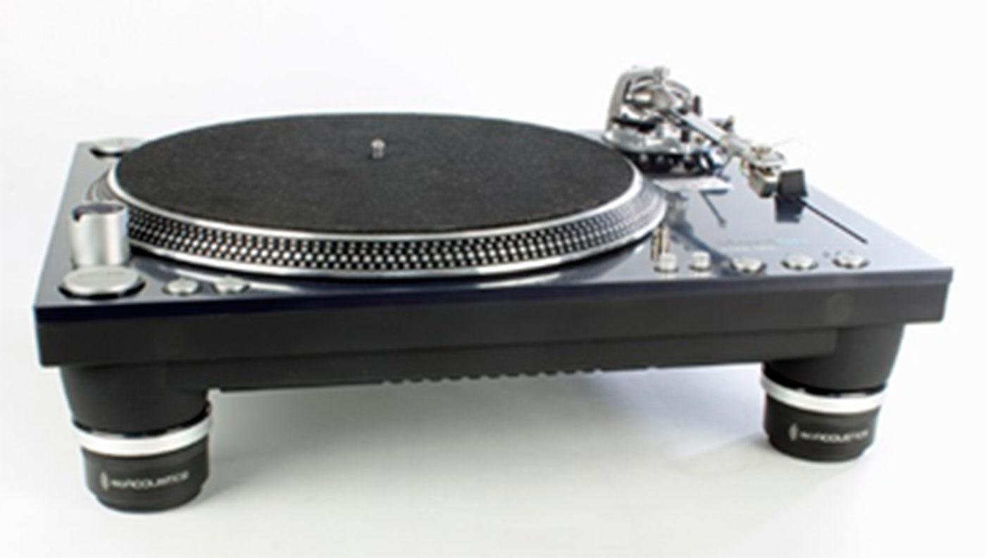 DJ用ターンテーブルとISO Acoustics ISO-PUCK